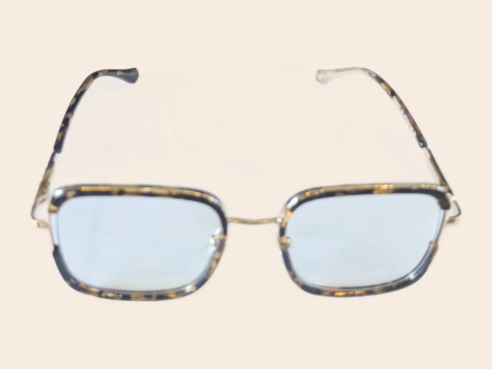 F21 · Square, black